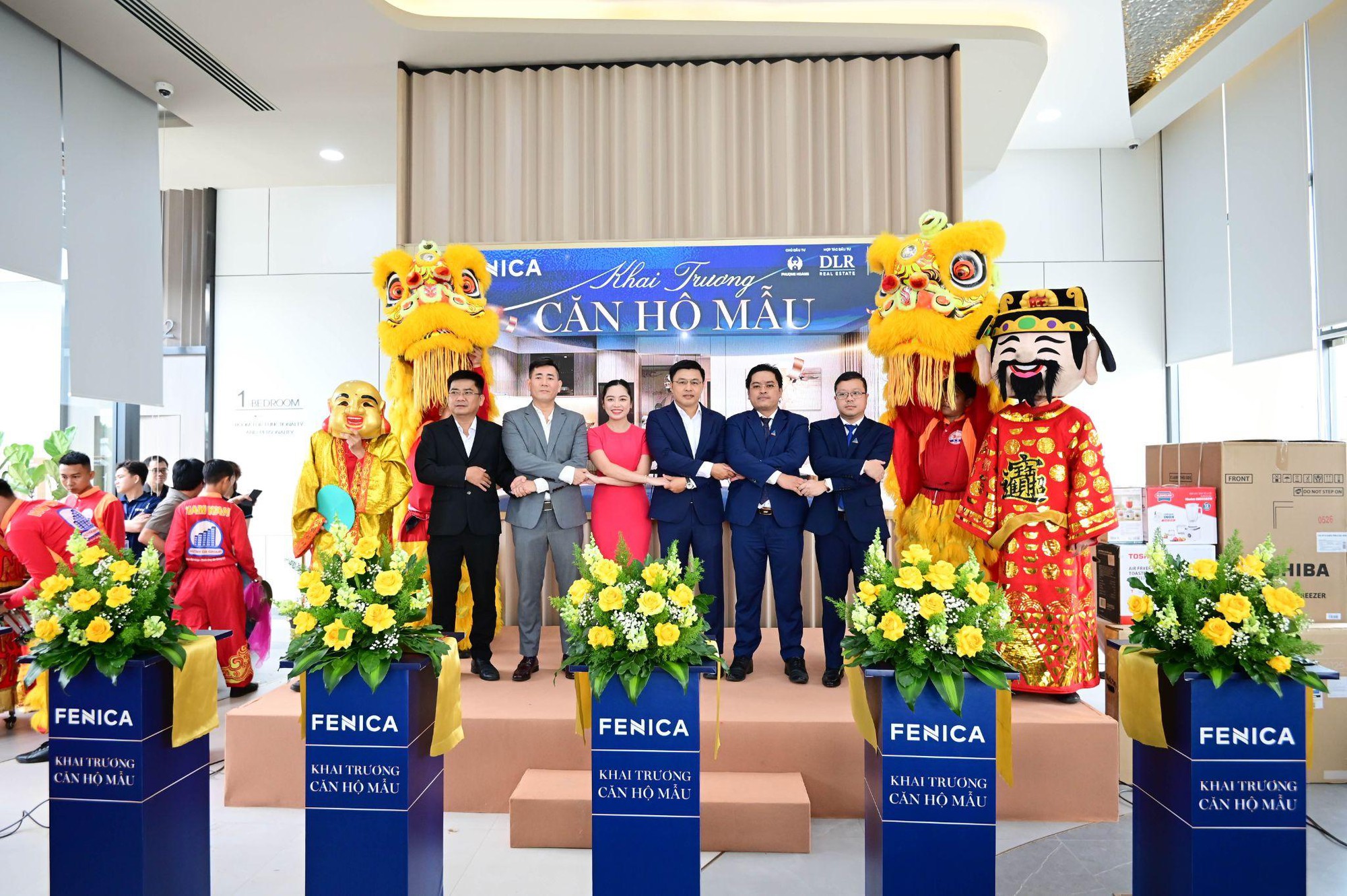 Đại diện chủ đầu tư Phượng Hoàng, Đơn vị Hợp tác Đầu tư Dalat Realco, Đơn vị Triển khai Dự án DXMD Vietnam cùng cắt băng khai trương căn hộ mẫu dự án Fenica.