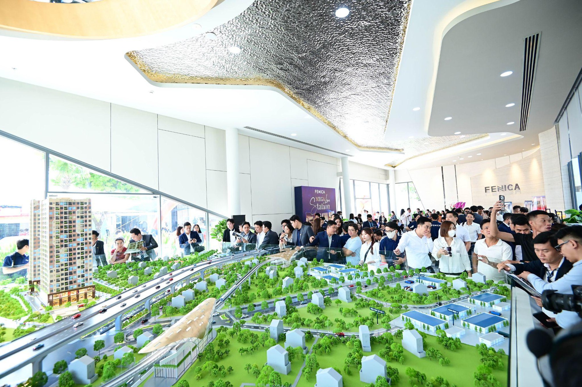 Hàng trăm khách hàng đã đến tham quan trải nghiệm căn hộ mẫu dự án Fenica vào sự kiện khai trương